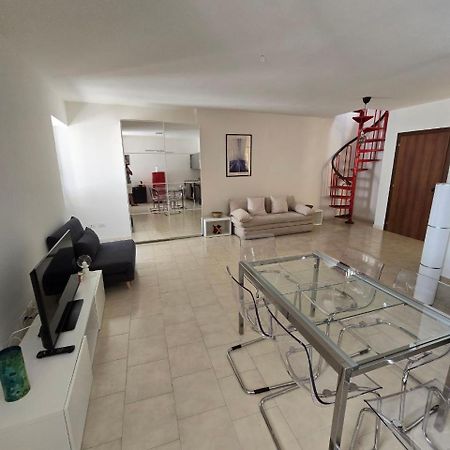 La Torretta Apartment 佩斯基耶拉德加达 外观 照片